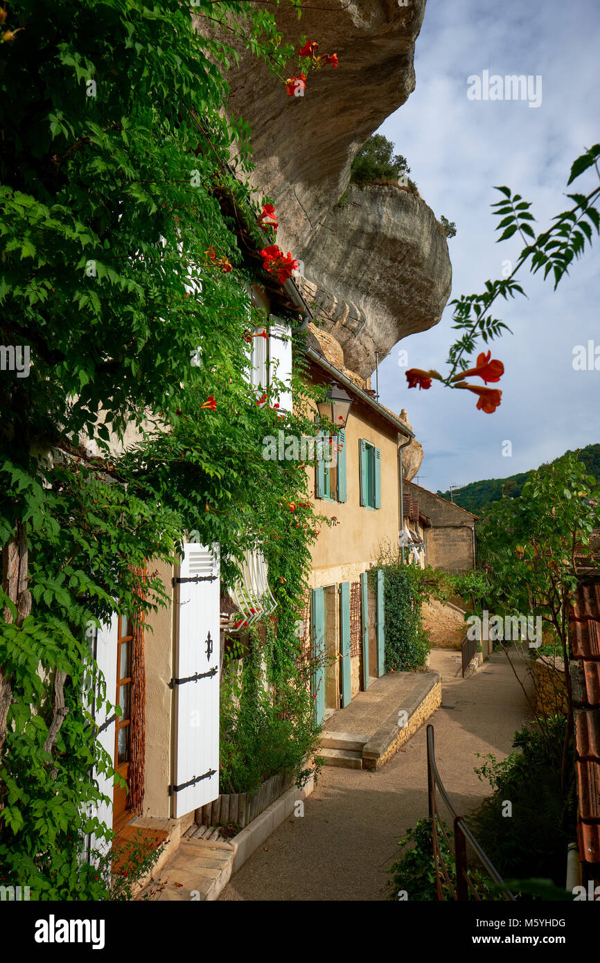 Les maisons construites dans les falaises des Eyzies de Tayac Sireuil en Périgord Noir, Dordogne France. Banque D'Images