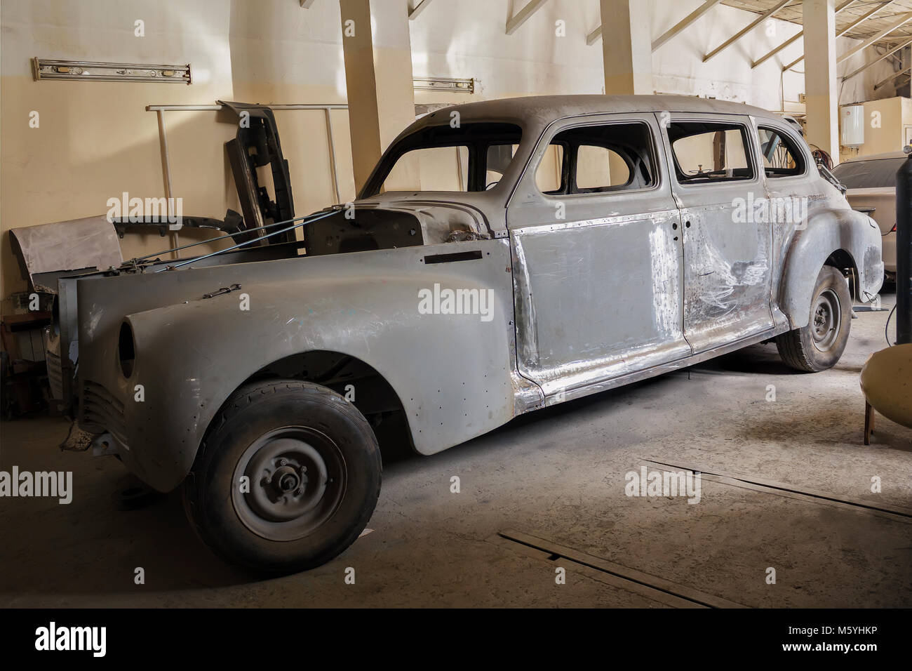 Odessa, Ukraine-February 25, 2010 : Vintage 1950 ZIS-110 durant la récupération dans un atelier de réparation auto-moto dans la ville d'Odessa, Ukraine. Banque D'Images