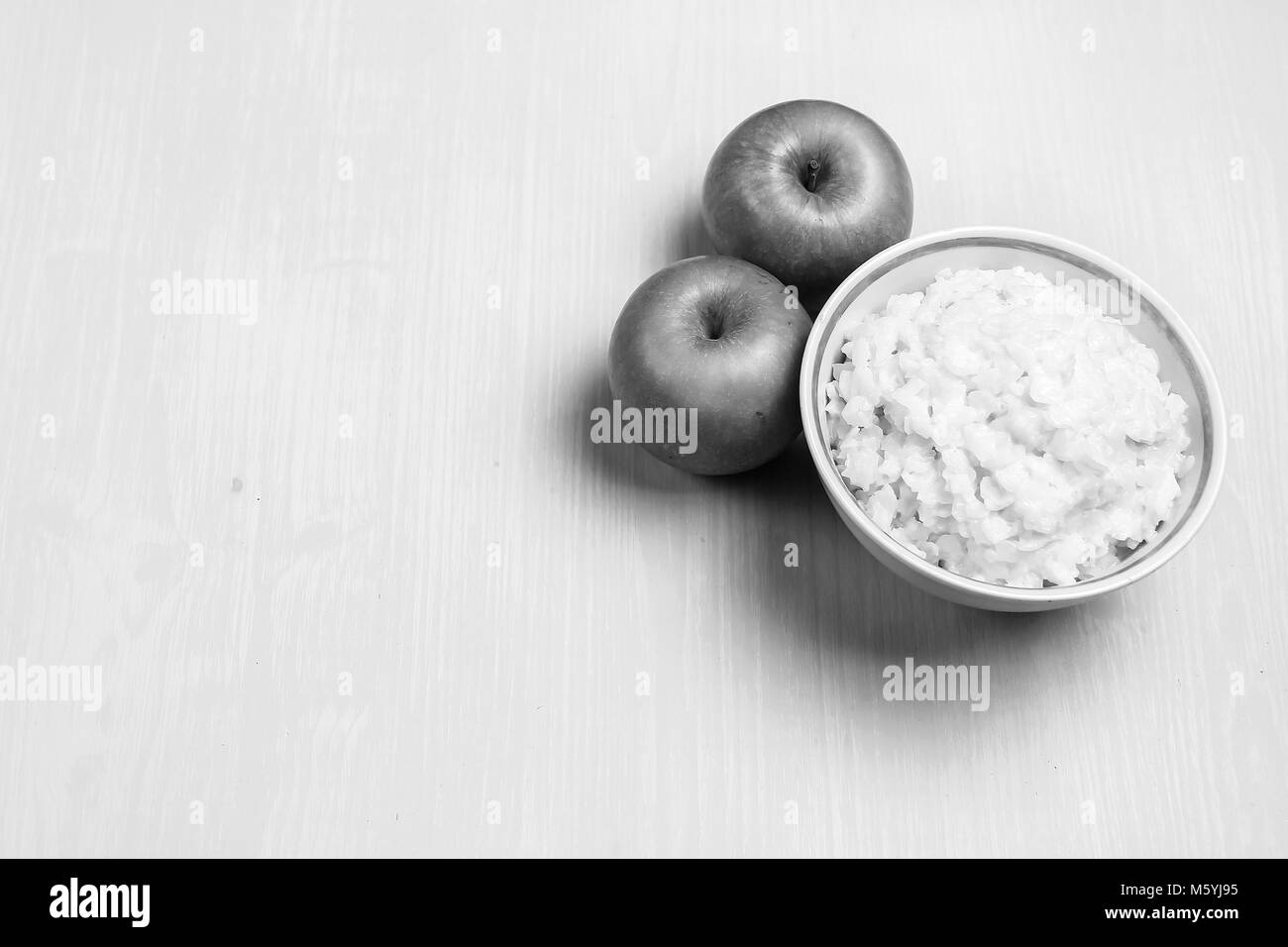 Porridge aux pommes pour le petit déjeuner Banque D'Images