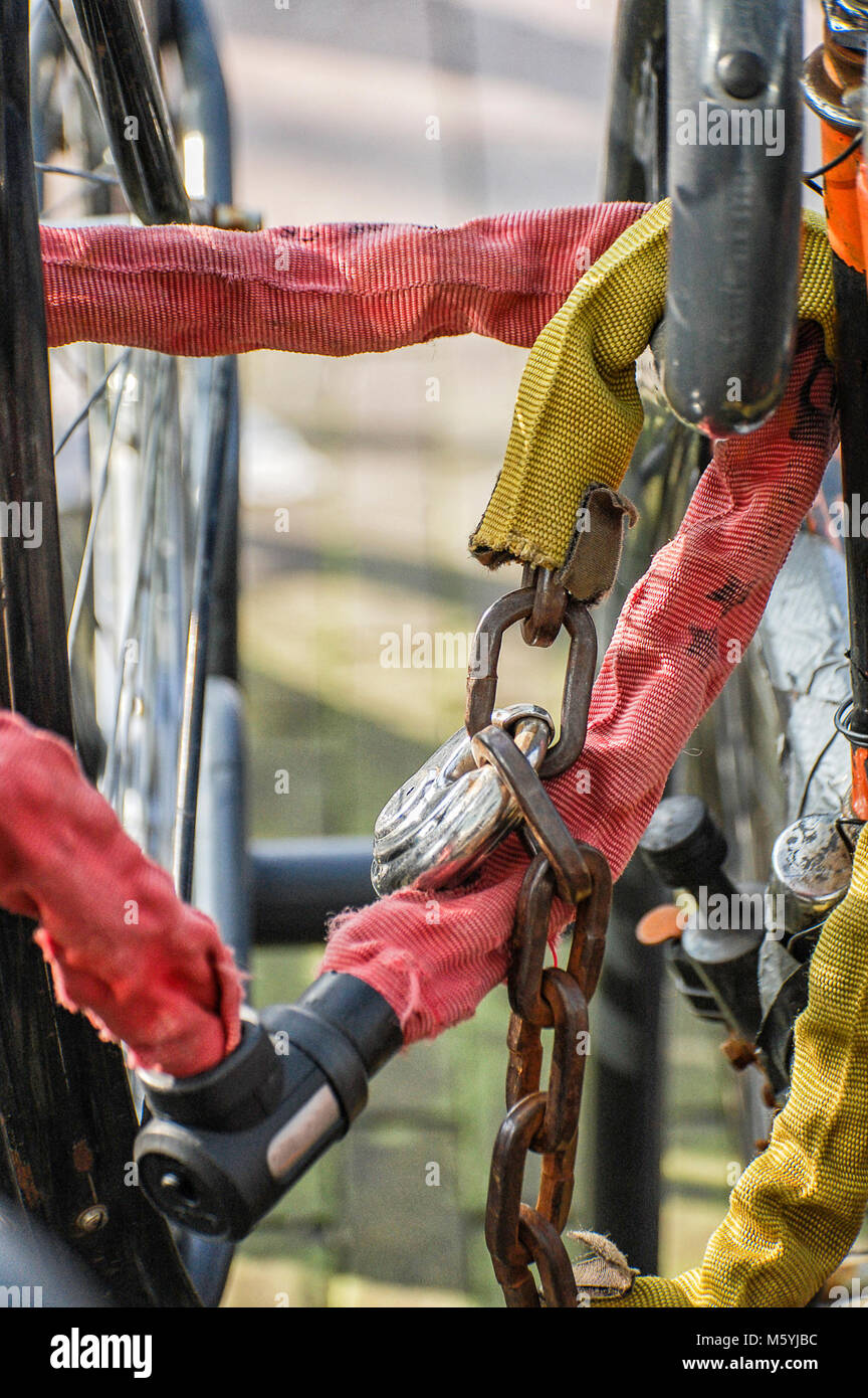 Close up d'une chaîne de vélo de verrouillage Banque D'Images