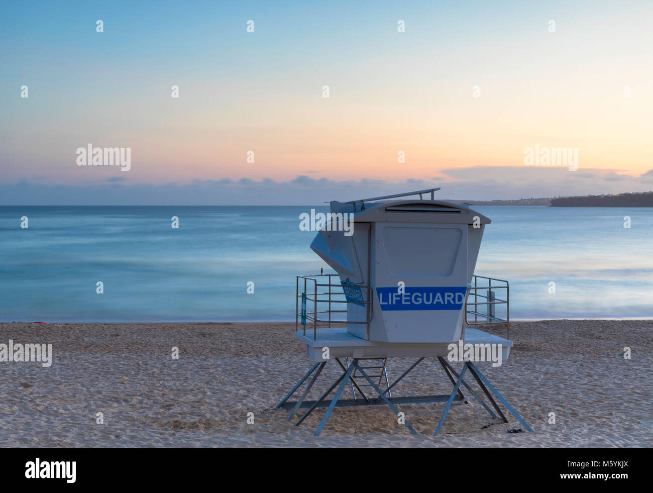 Lifeguard tower sur Bondi Beach au coucher du soleil, Sydney, New South Wales, Australia Banque D'Images
