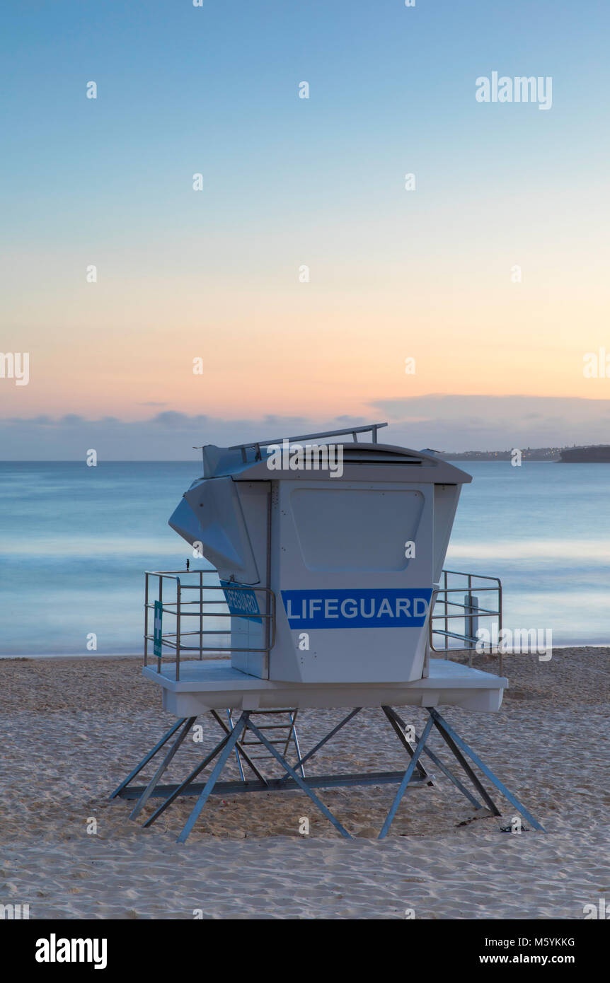 Lifeguard tower sur Bondi Beach au coucher du soleil, Sydney, New South Wales, Australia Banque D'Images