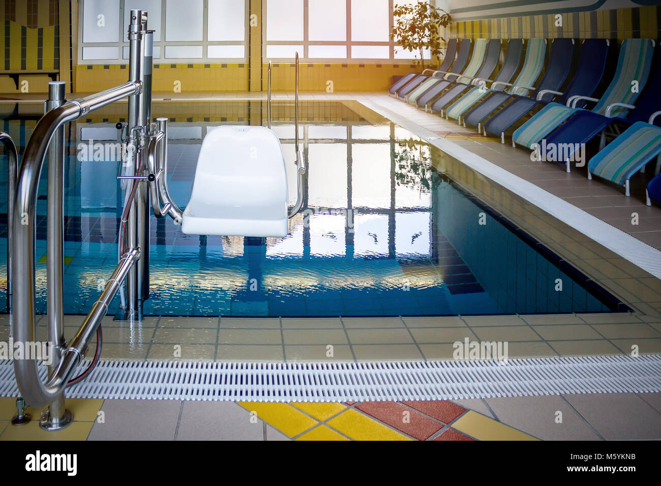 MALLNITZ, AUTRICHE - 6 février 2018 : piscine ascenseur pour personnes handicapées dans Tauernbad, Mallnitz Banque D'Images