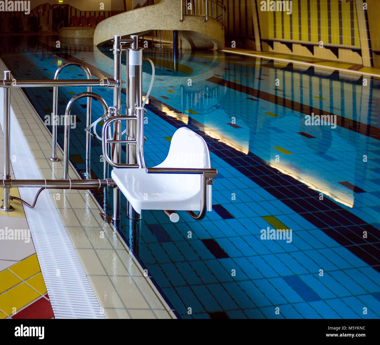 MALLNITZ, AUTRICHE - 6 février 2018 : piscine ascenseur pour personnes handicapées dans Tauernbad, Mallnitz Banque D'Images