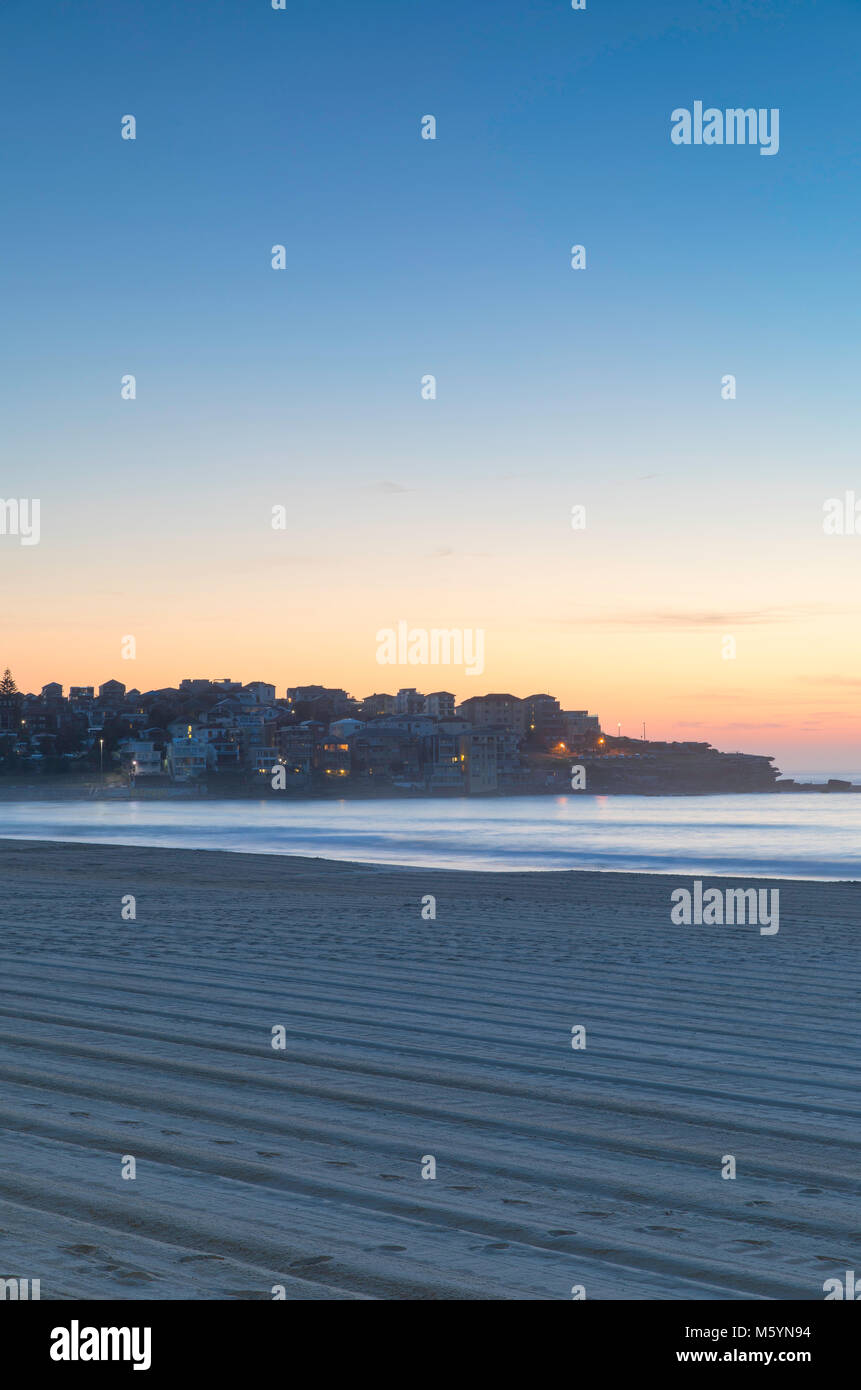 La plage de Bondi au lever du soleil, Sydney, New South Wales, Australia Banque D'Images