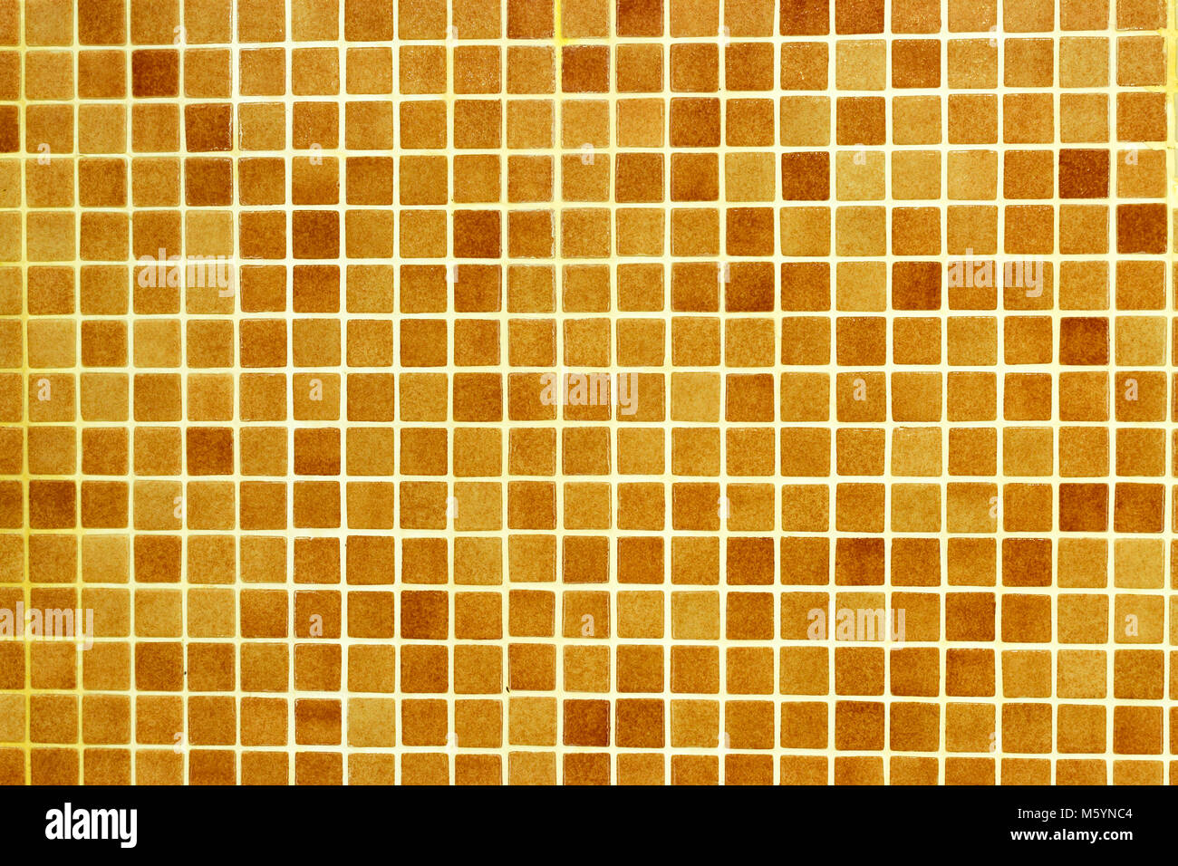 Tuile à carreaux motif. Détail de la mosaïque de l'architecture, résumé de fond pour le bain et la piscine. Orange, marron, beige et ocre 600x600 Banque D'Images