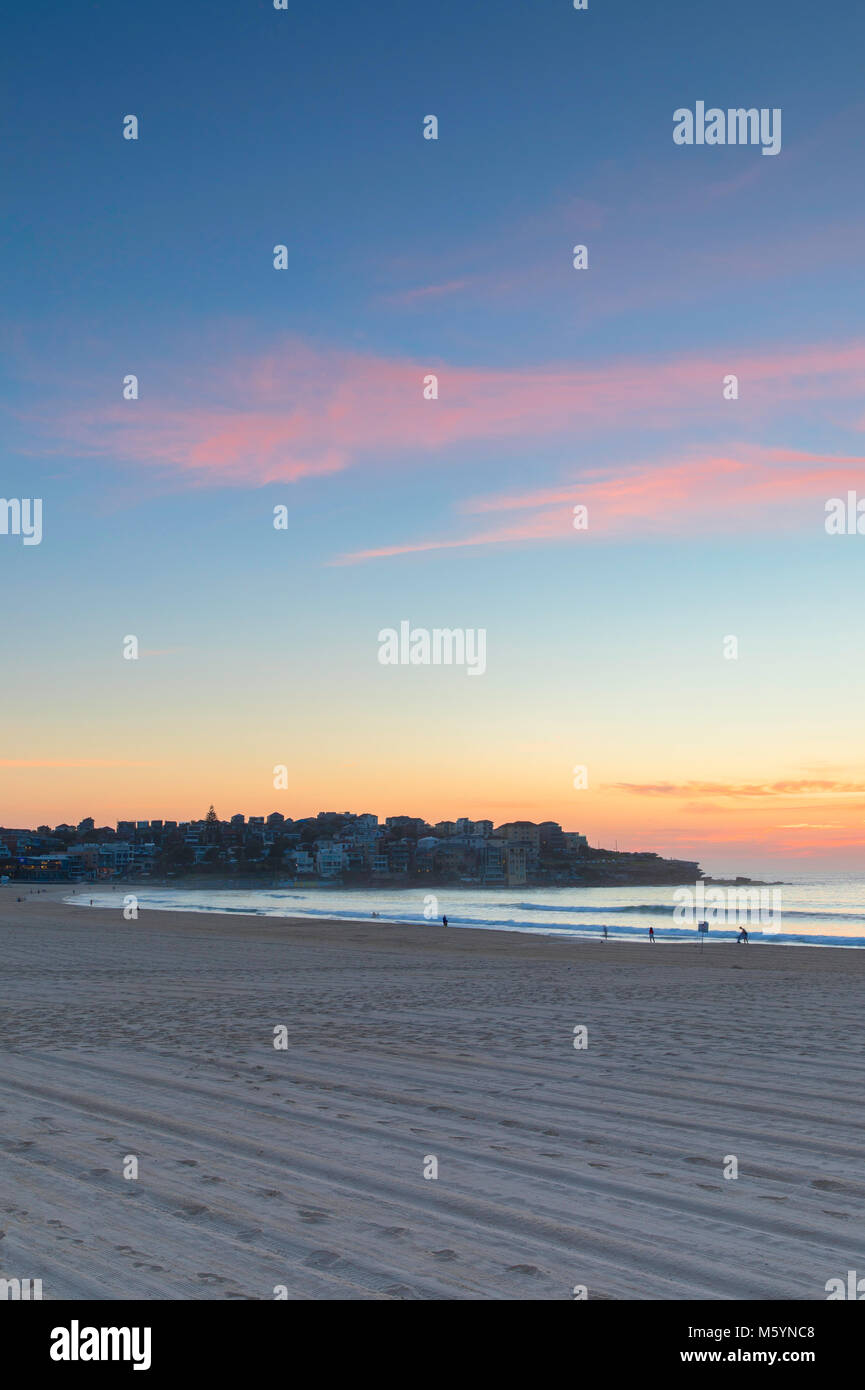 La plage de Bondi au lever du soleil, Sydney, New South Wales, Australia Banque D'Images
