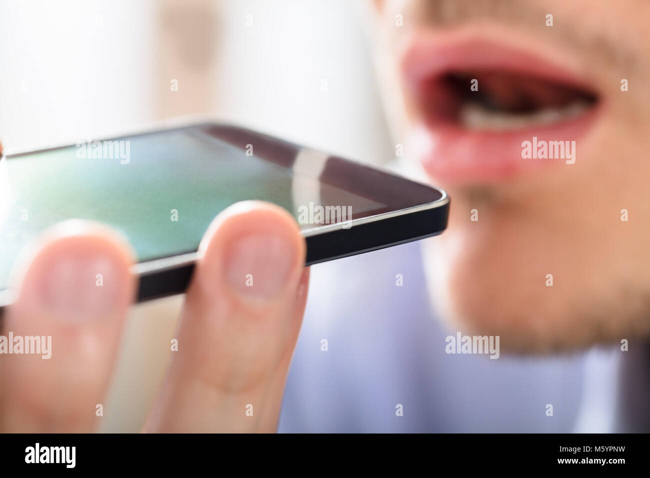 Close-up of a woman Assistant vocal sur téléphone mobile Banque D'Images