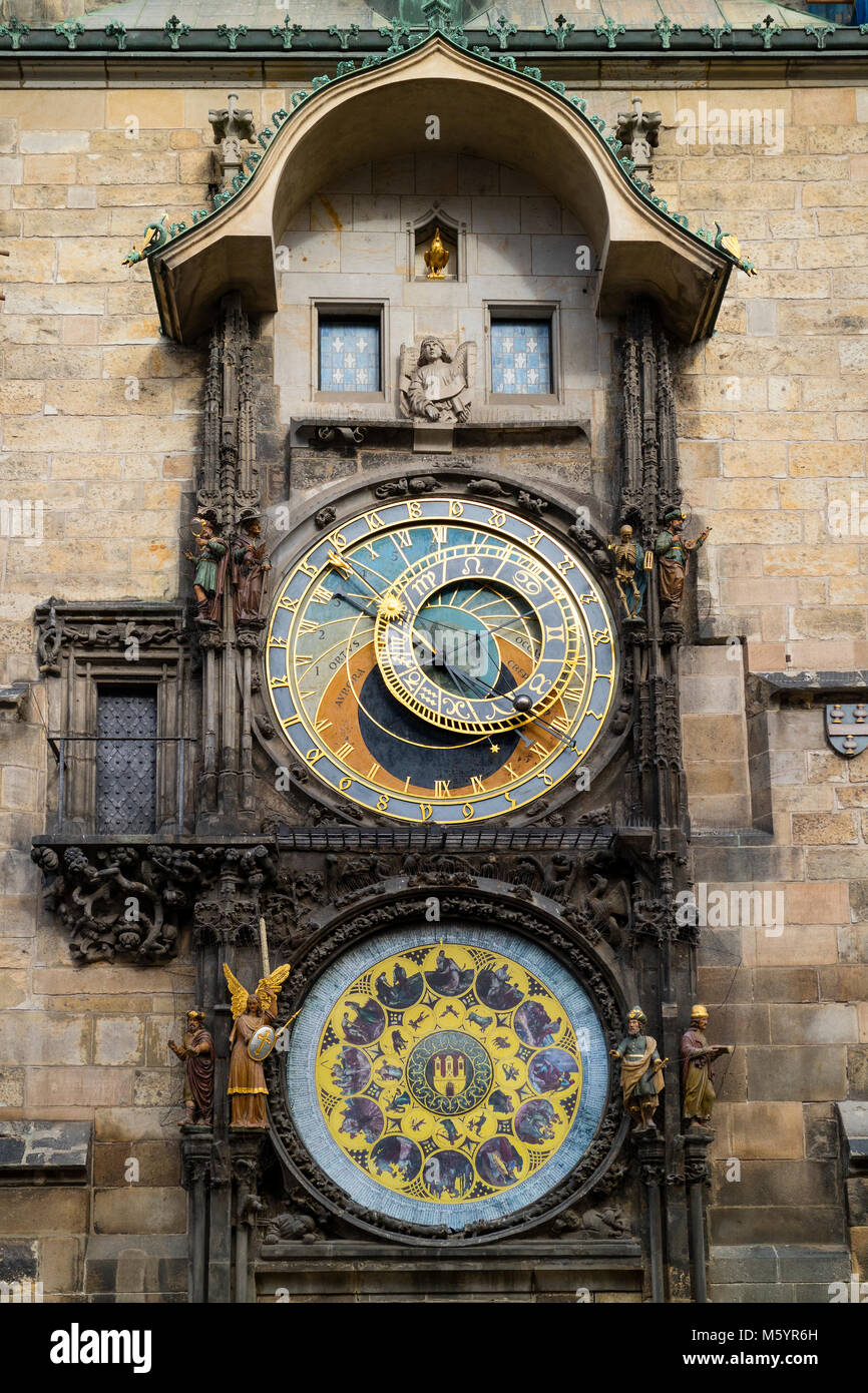 Prague, République tchèque - Le 6 octobre 2017 : cadran astronomique et l'horloge mécanique de l'Horloge Astronomique de Prague sur l'hôtel de ville de la place de la Vieille Ville Banque D'Images