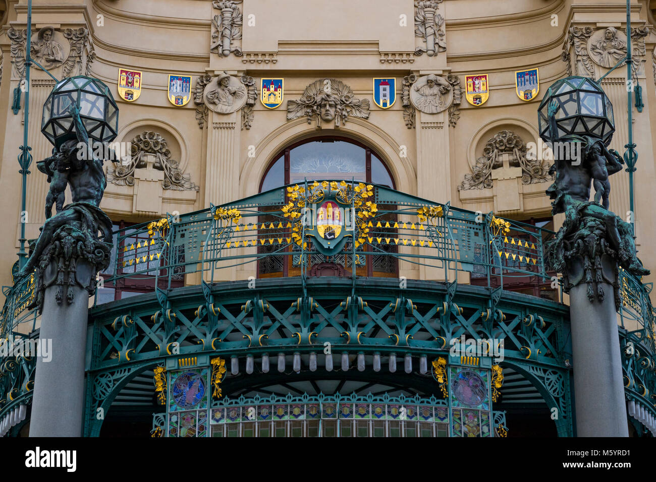 Prague, République tchèque - Le 9 octobre 2017 : Le bâtiment Art Nouveau, la Maison municipale à Prague avec les parures d'or, le vitrail et la sculpture Banque D'Images