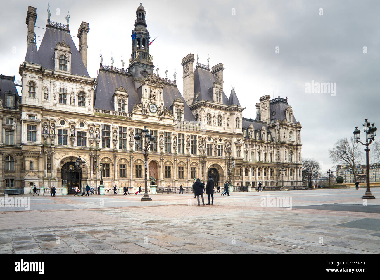Face de l'Hôtel de Ville de Paris un jour de pluie Banque D'Images