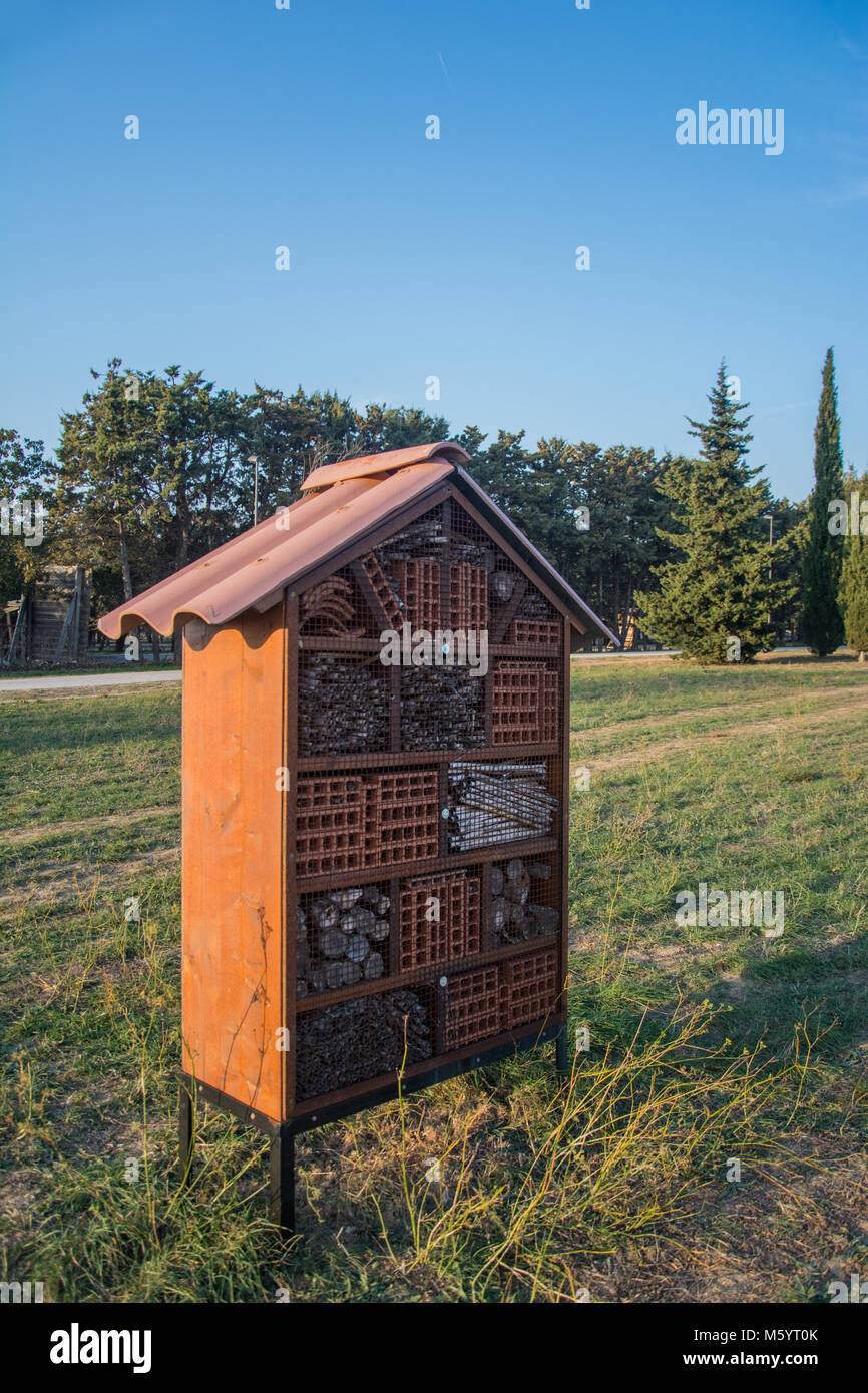 Maison des insectes dans un parc sous ciel bleu Banque D'Images
