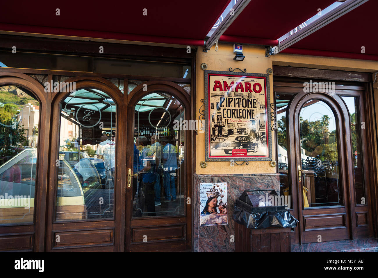 Corleone, Italie - 9 août 2017 : Entrée d'un bar avec des personnes à l'intérieur et un signe de la liqueur Amaro à Corleone, ville d'associer avec t Banque D'Images