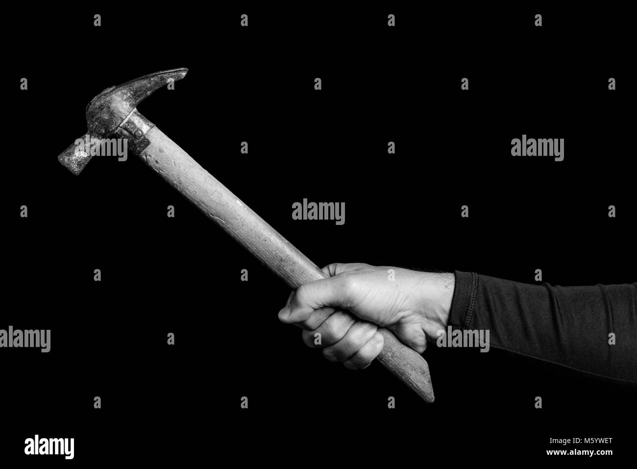 Marteau maçon- outils dans la main d'un homme - noir et blanc photo Banque D'Images
