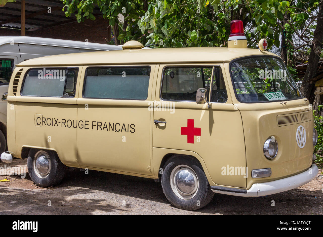 Volkswagen ambulance de la croix rouge, la ville de Phuket, Thaïlande Banque D'Images