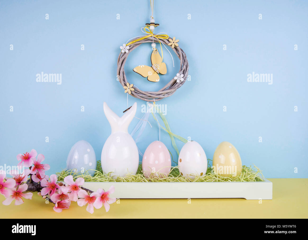 Composition pâques créatives avec des oeufs peints et lapin de Pâques. Banque D'Images