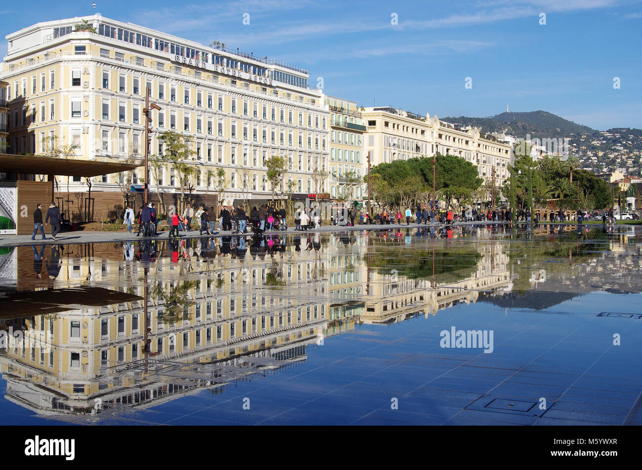 Nice (sud-est de la France, Côte d'Azur) : miroir d'eau le long de la promenade du Paillon "verdure" Banque D'Images