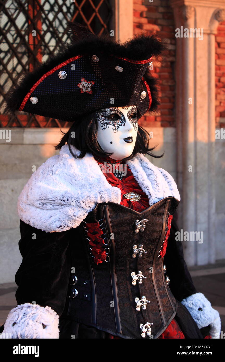 Venise - 10 février : Personne en costume vénitien assiste à la Carnaval de Venise le 10 février 2018 à Venise, Italie Banque D'Images