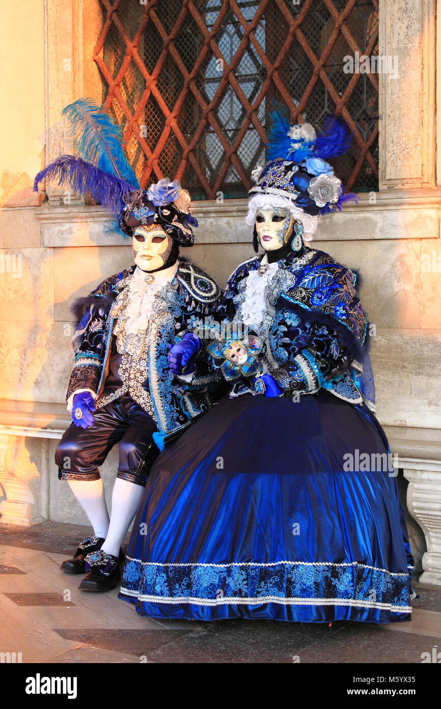 Venise - 10 février : deux personnes en costume vénitien assiste à la Carnaval de Venise le 10 février 2018 à Venise, Italie Banque D'Images