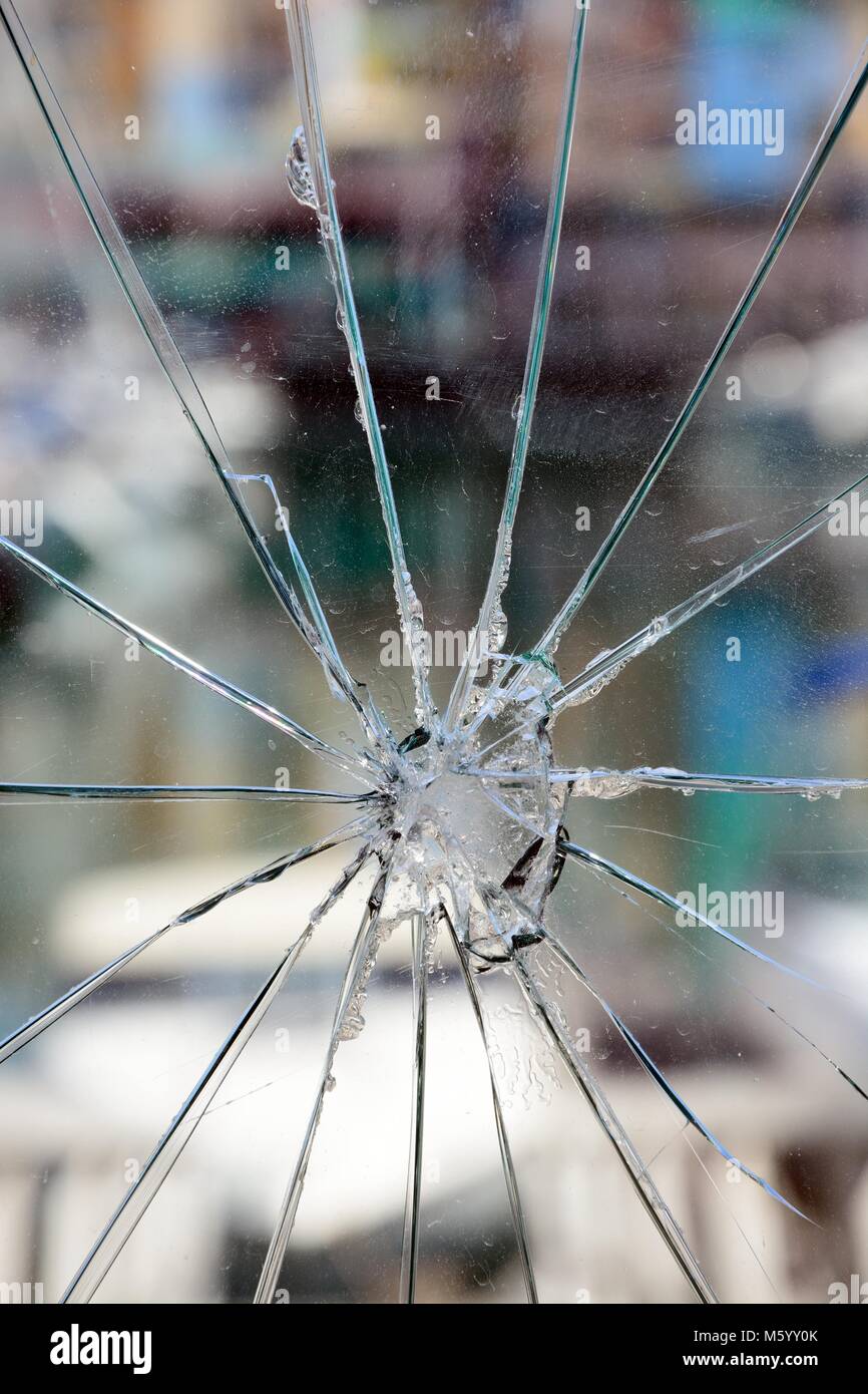 Effet Star burst les fissures dans une façade de verre dans la zone de la marina, Albufeira, Algarve, Portugal, Europe. Banque D'Images