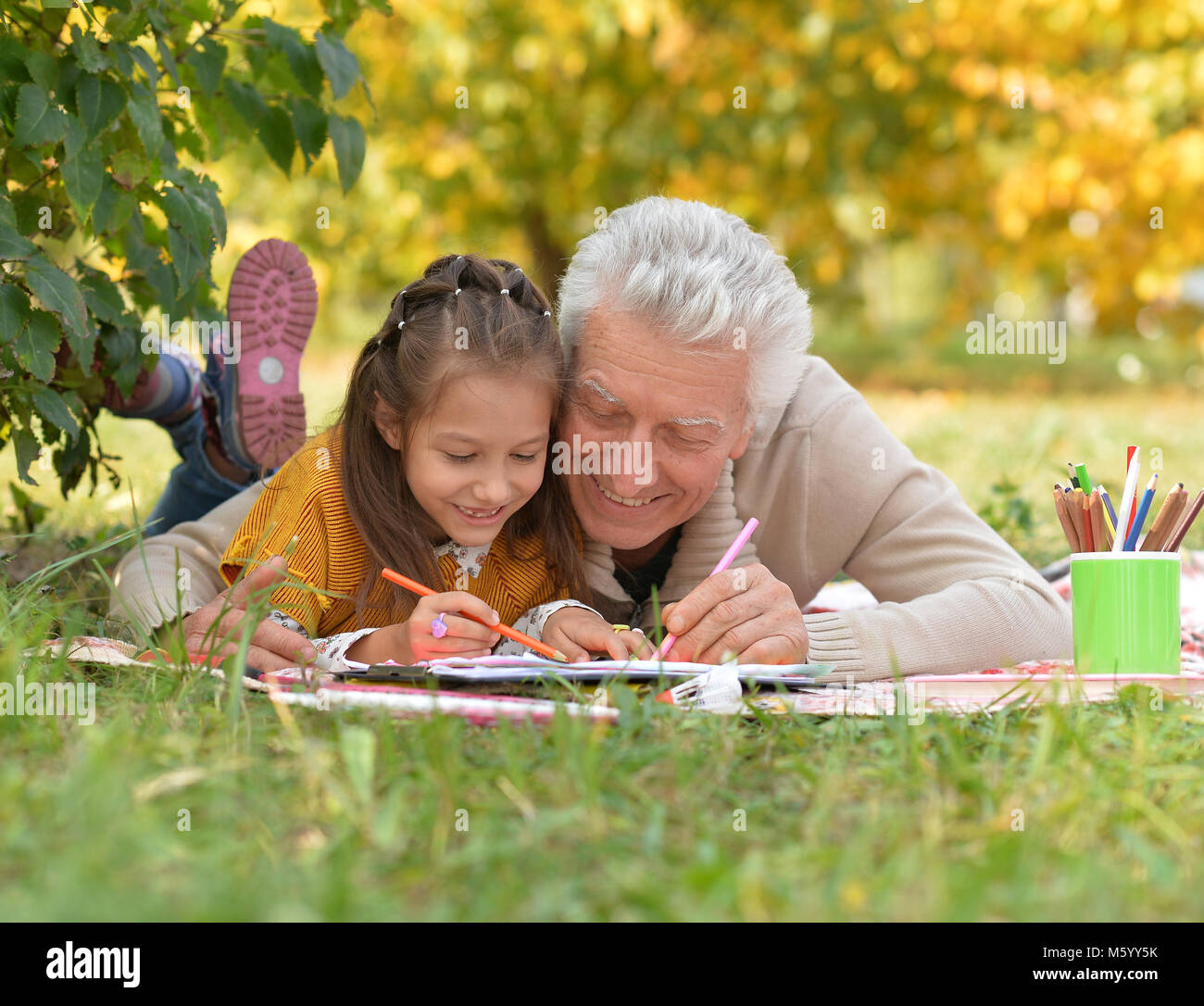 Grand-père et sa petite-fille encombrement Banque D'Images