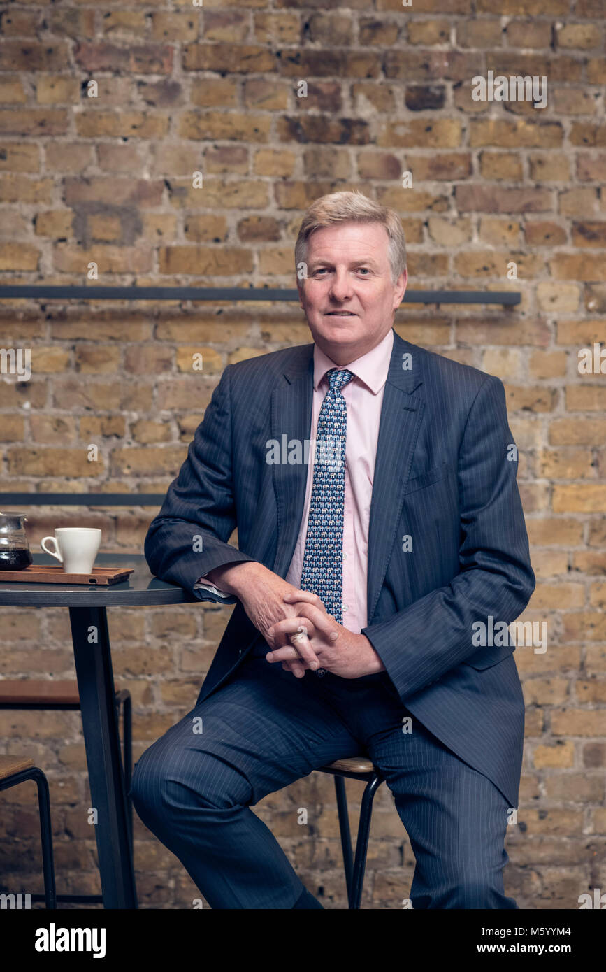 Gestion du profil de l'équipe photo prise dans un environnement détendu cafe Banque D'Images Gestion du profil de l'équipe photo prise dans un environnement détendu cafe Banque D'Images