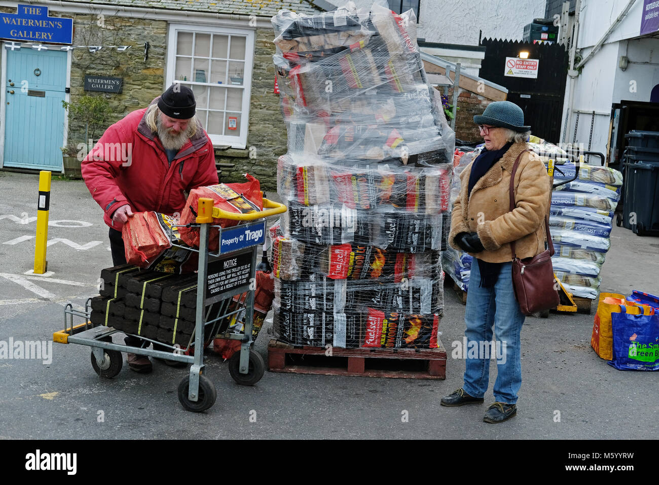 Les charges d'un homme sur un chariot de bois. Banque D'Images