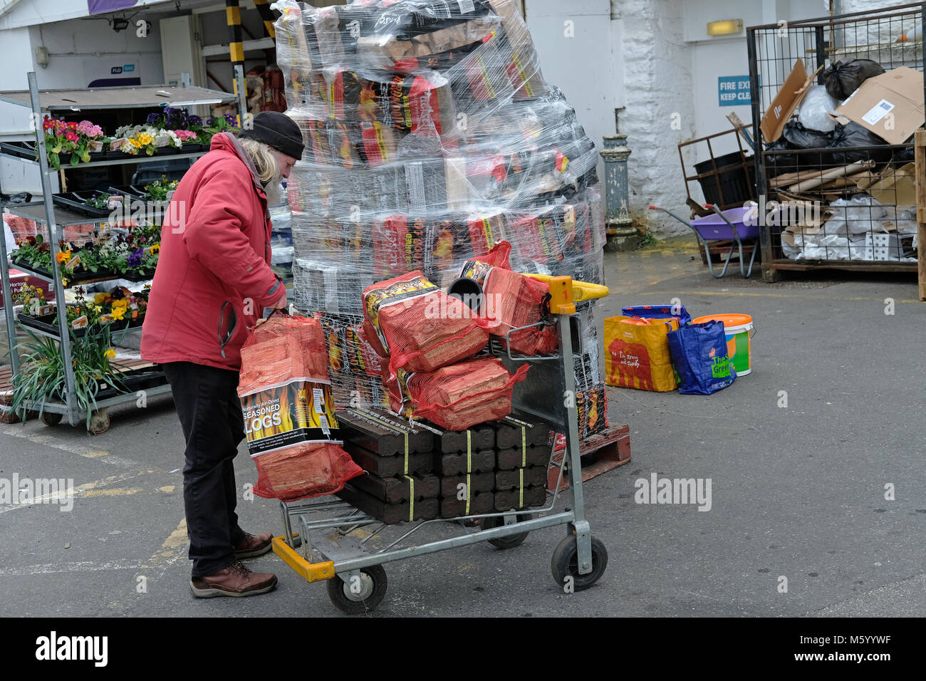 Les charges d'un homme sur un chariot de bois. Banque D'Images