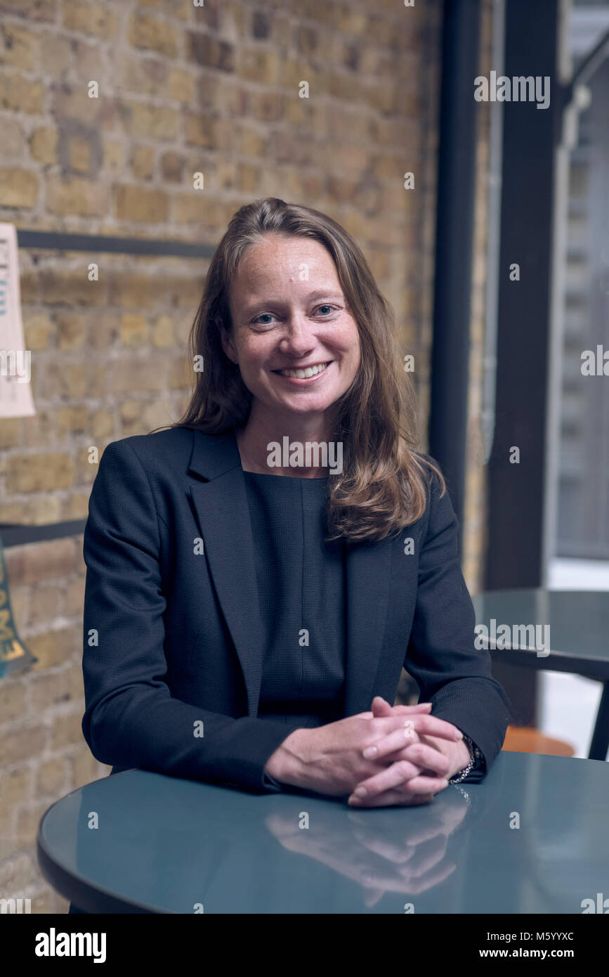 Gestion du profil de l'équipe photo prise dans un environnement détendu cafe Banque D'Images Gestion du profil de l'équipe photo prise dans un environnement détendu cafe Banque D'Images