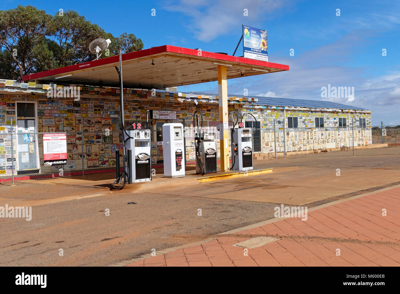 Station de carburant avec des murs couverts de plaques de numéro de voiture et souvenirs australiens, Menzies, Murchison, dans l'ouest de l'Australie Banque D'Images