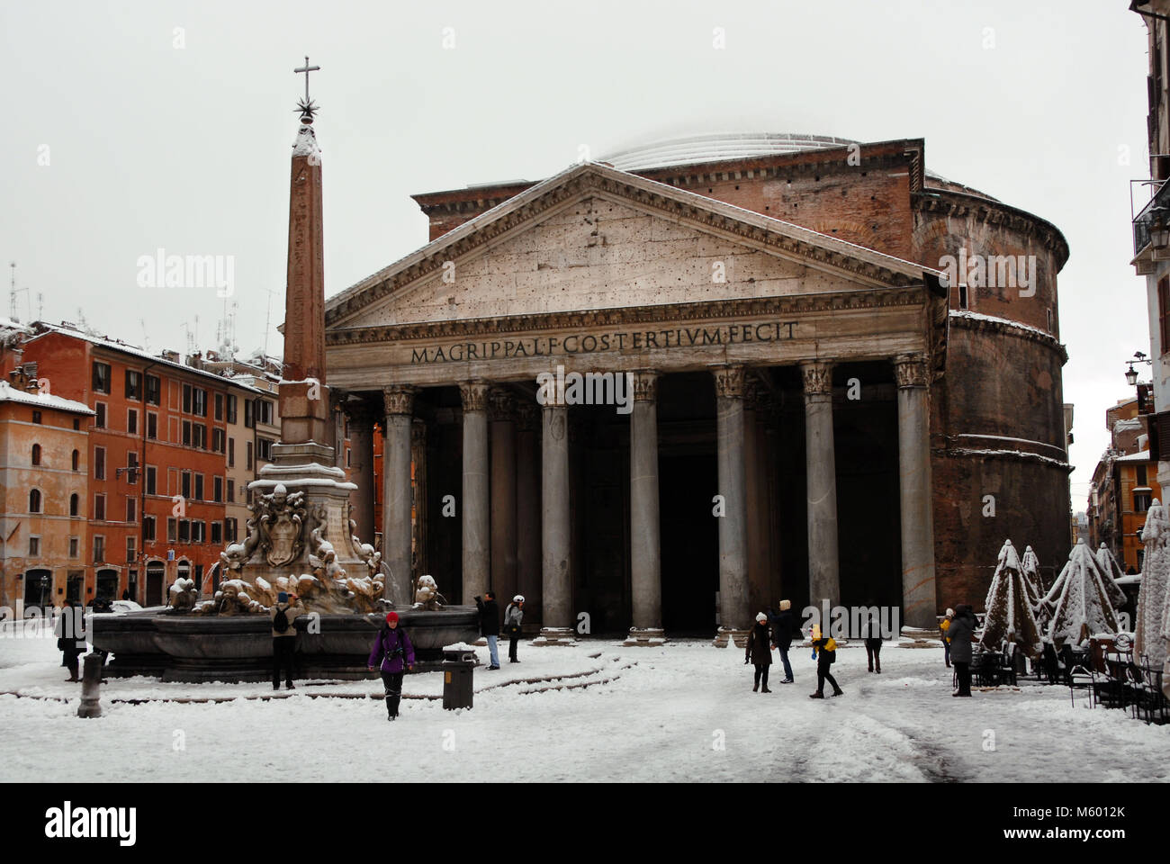 Panthéon recouvert de neige, un cas très rare pour une ville comme Rome Banque D'Images