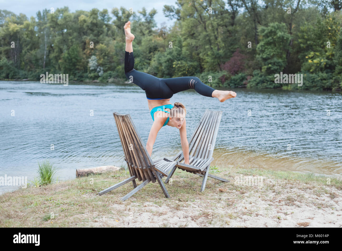 Belle jeune fille faire du sport près du lac. Banque D'Images