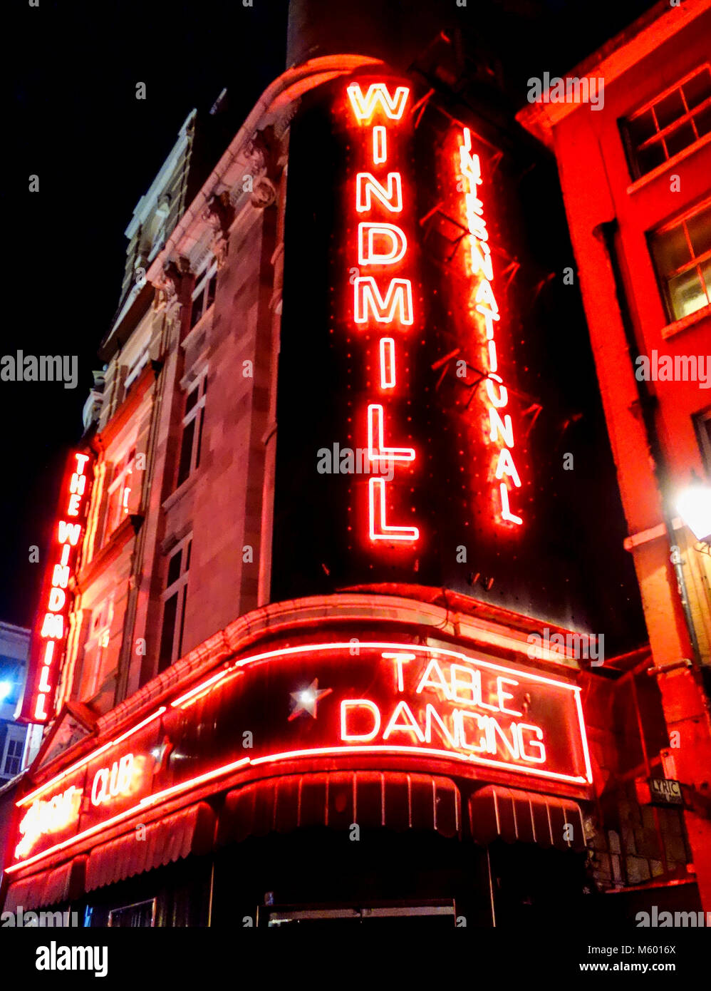 Lumières au néon à l'extérieur de Windmill International, Great Windmill Street, Soho, Londres, W1, Angleterre, Royaume-Uni Banque D'Images