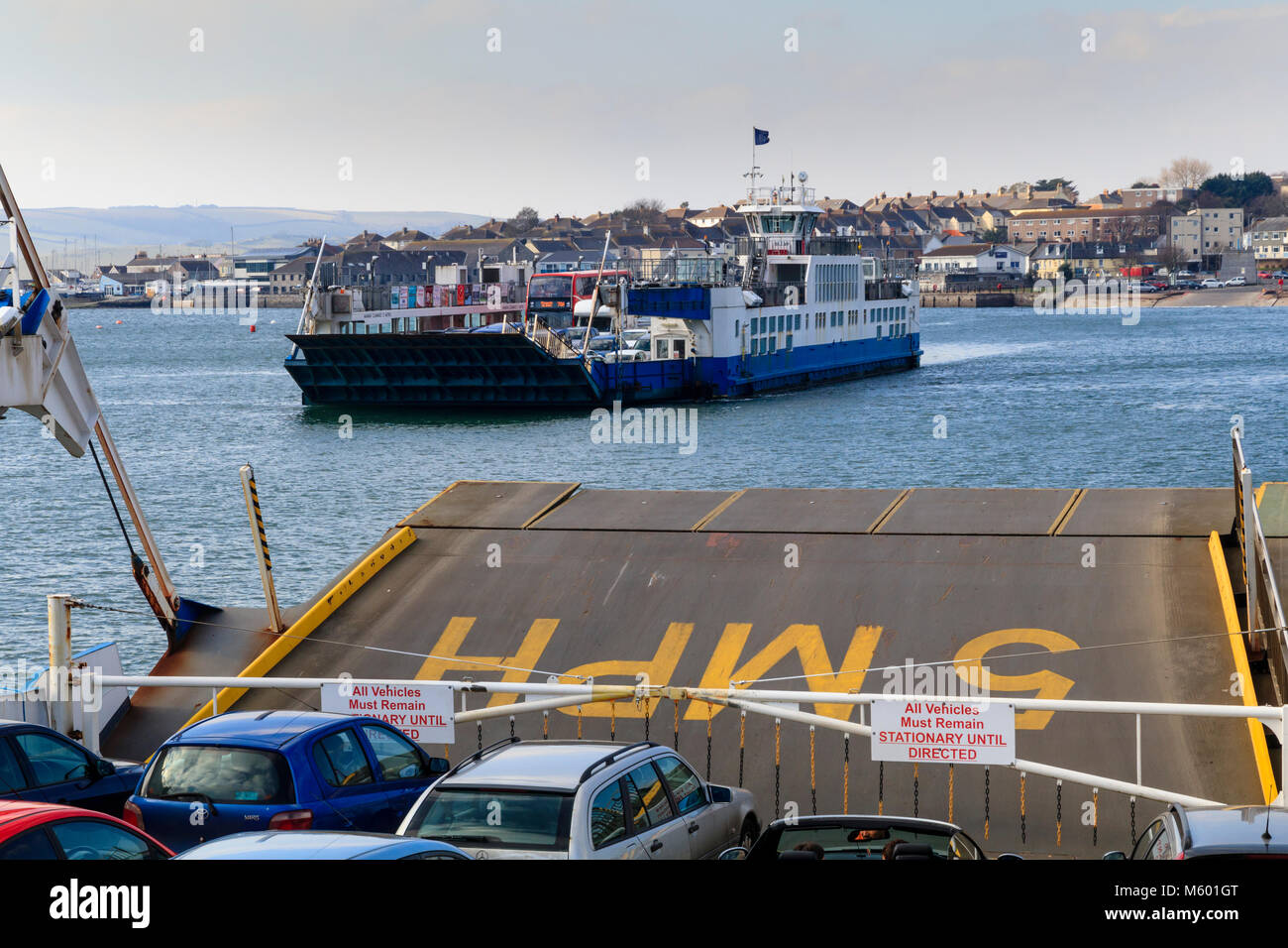 Ferries de la chaîne passant en traversant la rivière Tamar de Plymouth à la ville de Cornouailles de Torpoint Banque D'Images