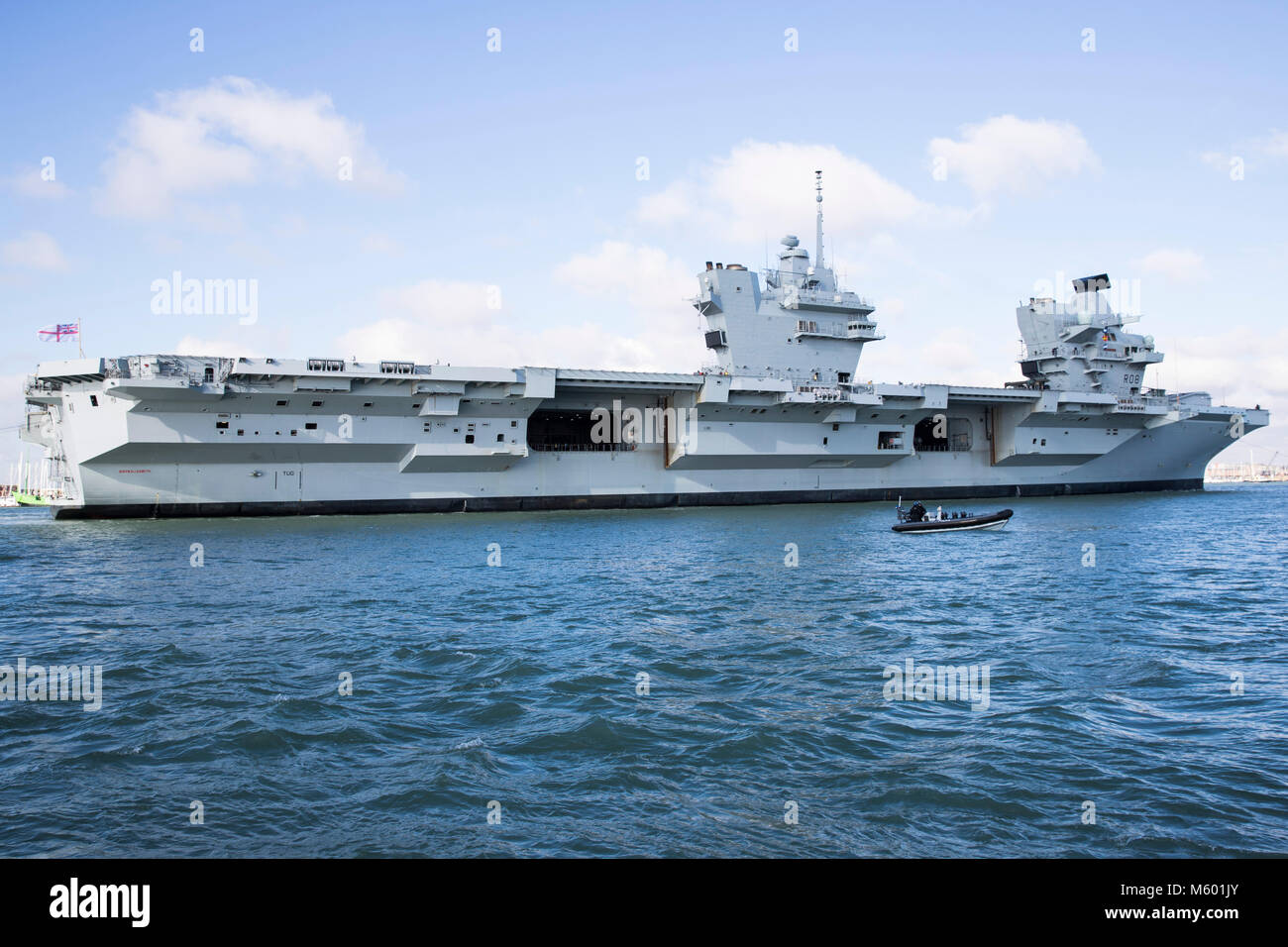 Royal Navy navire amiral HMS Queen Elizabeth arrivant à Portsmouth, Royaume-Uni le 27 février 2018 Banque D'Images