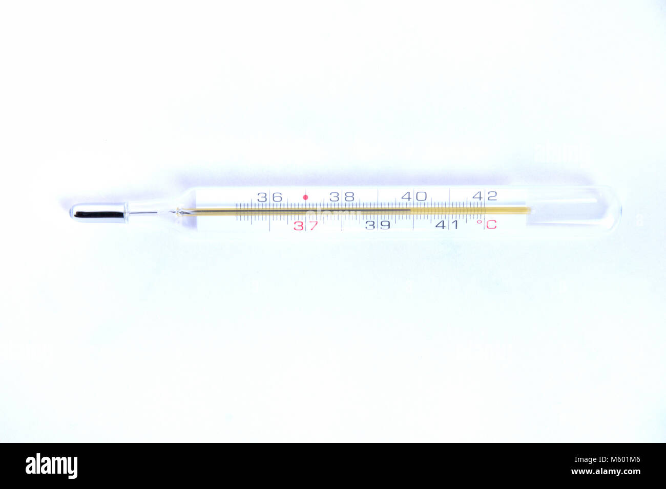 Thermomètre clinique sur un fond blanc avec clipping path Banque D'Images