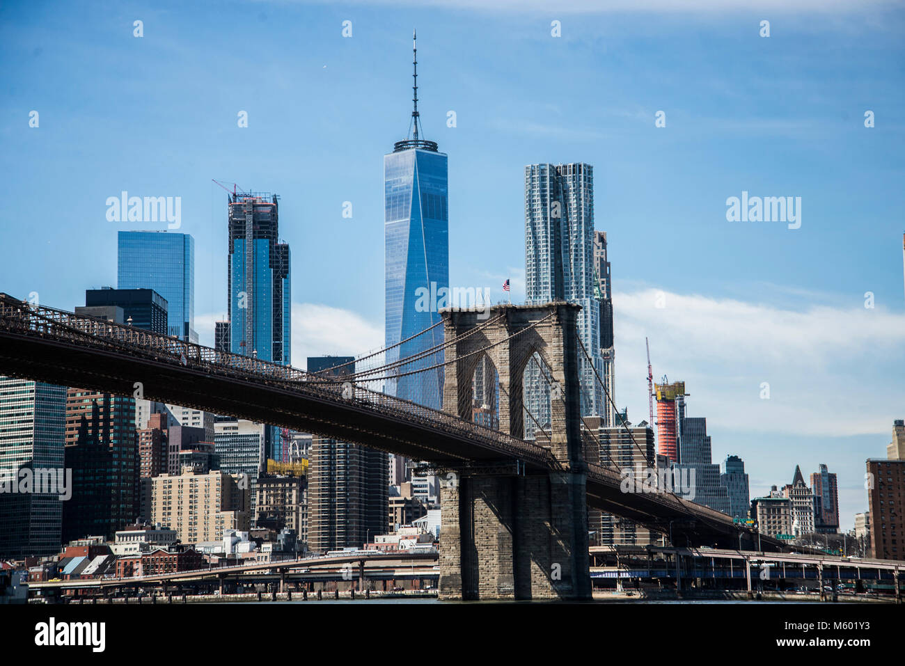 Toits de New York avec le Pont de Brooklyn Banque D'Images