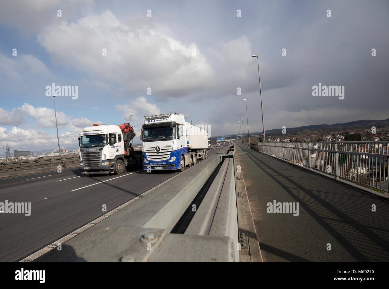 Le passage de la circulation sur le pont de Avonmouth autoroute M5 Banque D'Images