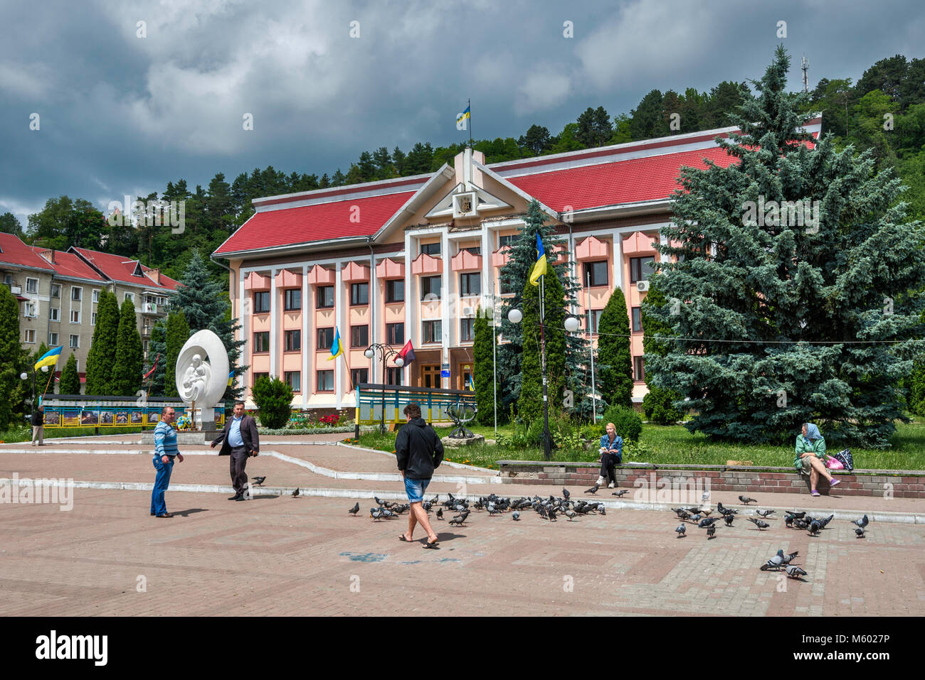 Le Conseil municipal à la place de l'indépendance de Kosiv, Région Hutsul, Pokuttya, Prykarpattia région, Ivano-Frankivsk, Ukraine Banque D'Images