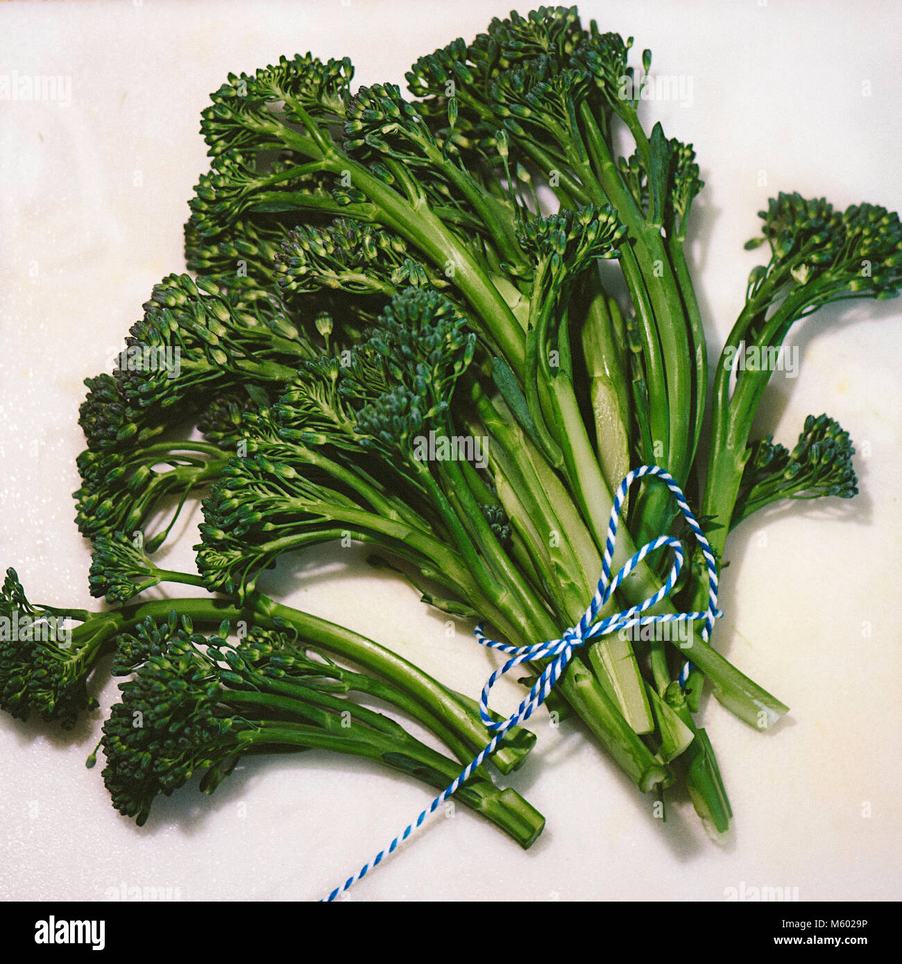 Broccolini sur une planche à découper Banque D'Images