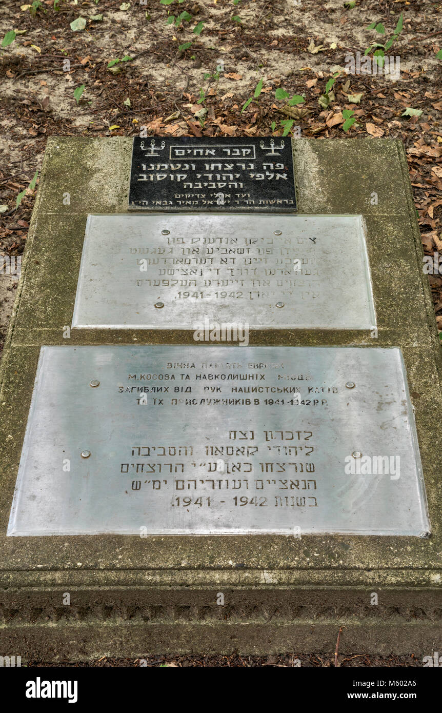 Inscrivez-vous à la fosse commune où 2 200 Juifs ont été assassinés par les troupes allemandes en 1941 à Kosiv, Pokuttya, Prykarpattia région, Ivano-Frankivsk, Ukraine Banque D'Images