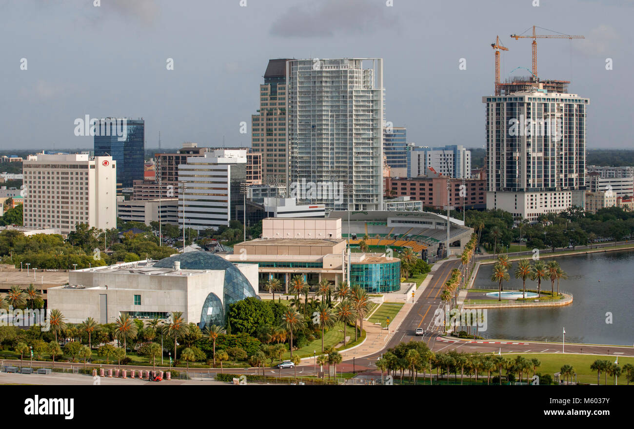 Vues aériennes du centre-ville de Saint-Pétersbourg, en Floride, y compris le front de Salvador Dali Museum, en bas à gauche, le théâtre Mahaffey et Stade Al Lang. Banque D'Images