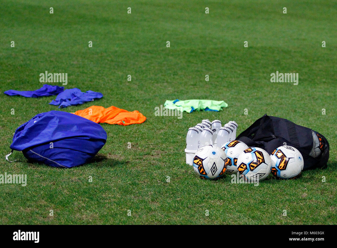 Vue générale des bavoirs, des ballons et de l'équipement de formation prêt pour un match de routine d'échauffement Banque D'Images