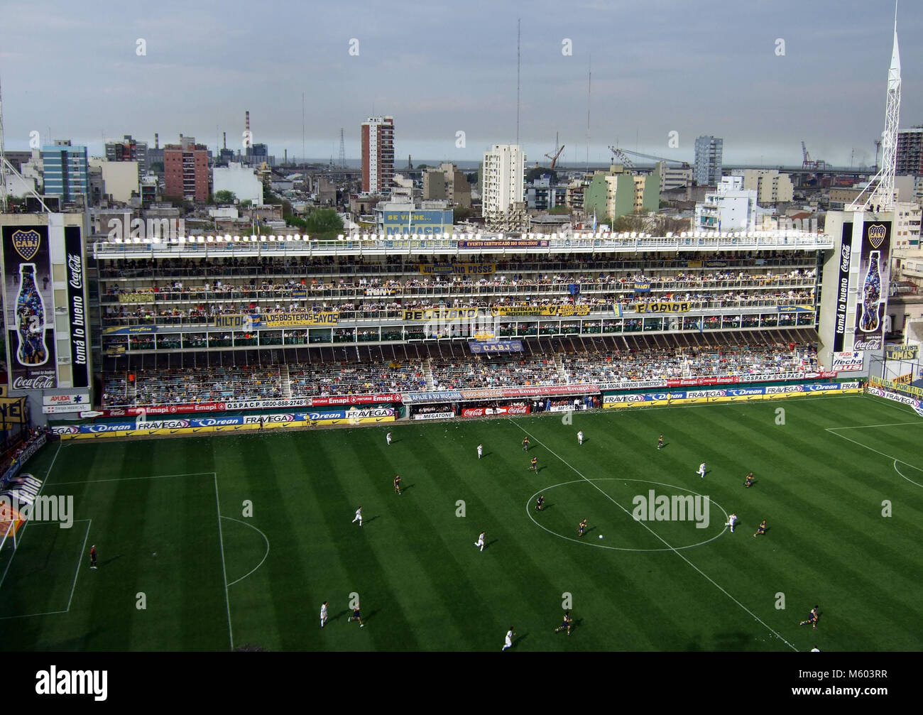 Fans de l'équipe de Boca Juniors encourager leur équipe à Alberto J. Armando stadium à La Boca le quartier de Buenos Aires. Banque D'Images