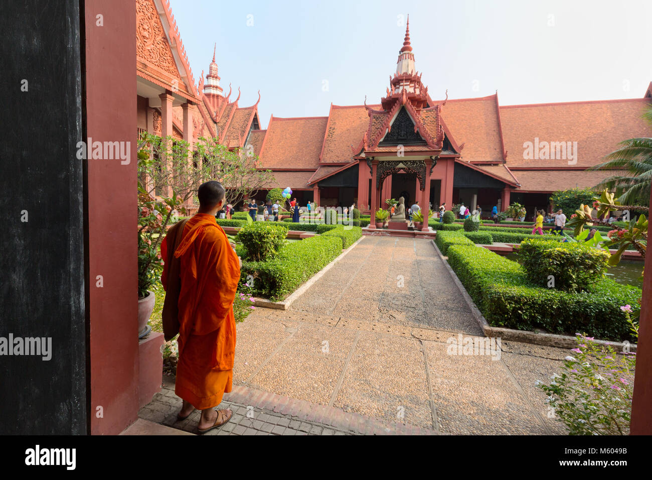 Cambodge moine dans le jardin du Musée National du Cambodge, Phnom Penh, Cambodge Asie Banque D'Images