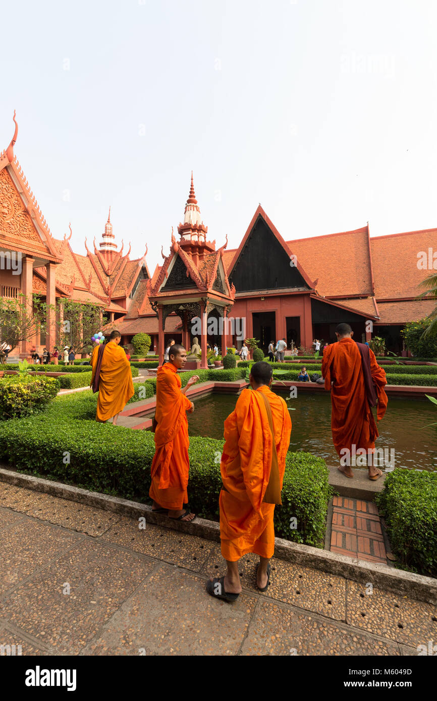 Cambodge monks dans le jardin du Musée National du Cambodge, Phnom Penh, Cambodge Asie Banque D'Images