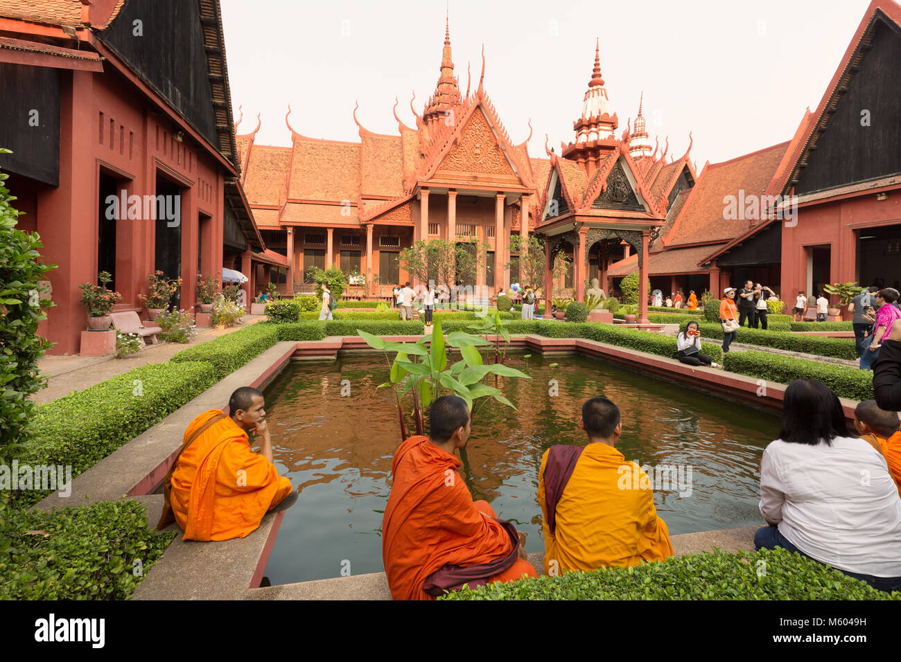 Les moines bouddhistes dans le jardin, Musée National de CAMBODGE, Phnom Penh, Cambodge Asie Banque D'Images