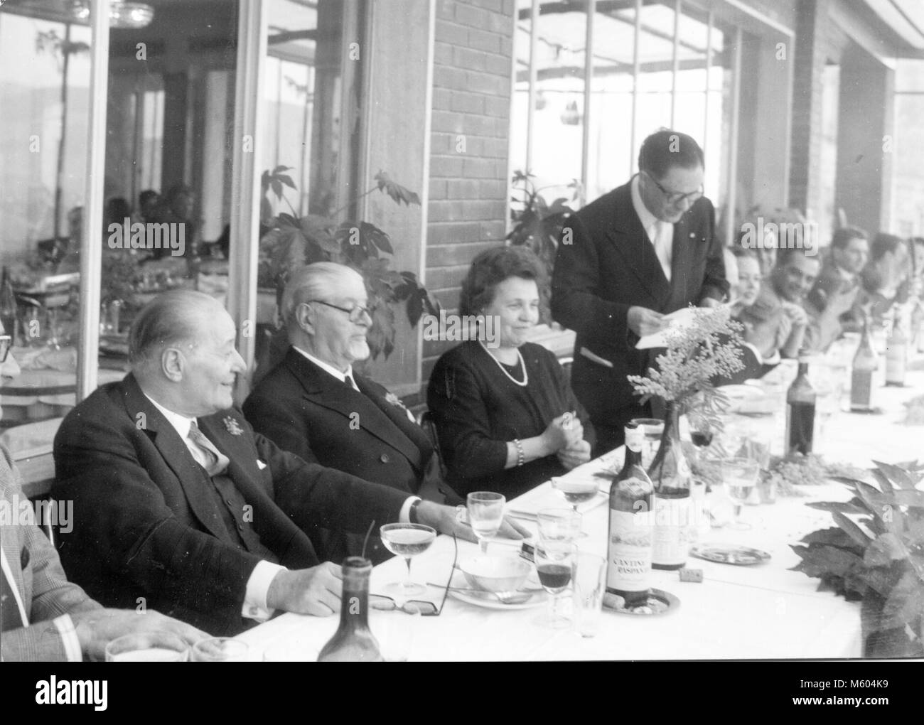 Famille mariage heureux de manger pendant un 1970 mariage en Italie. Tourné en noir et blanc. Banque D'Images