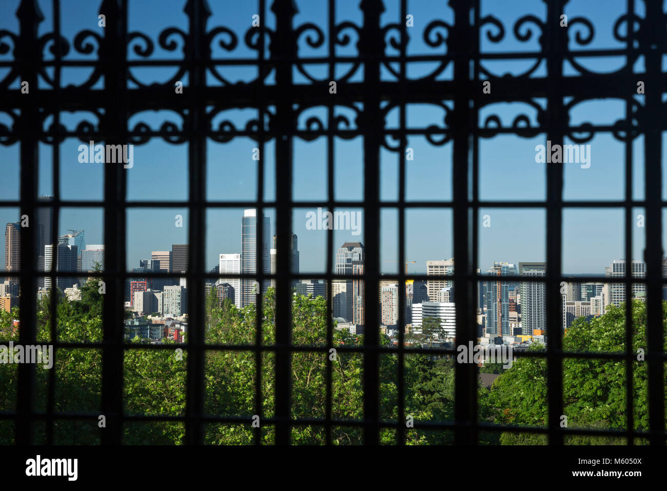 WA13763-00...WASHINGTON - vue sur les gratte-ciel du centre-ville de Seattle depuis la terrasse d'observation du Volunteer Park Water Tower. 2017 Banque D'Images