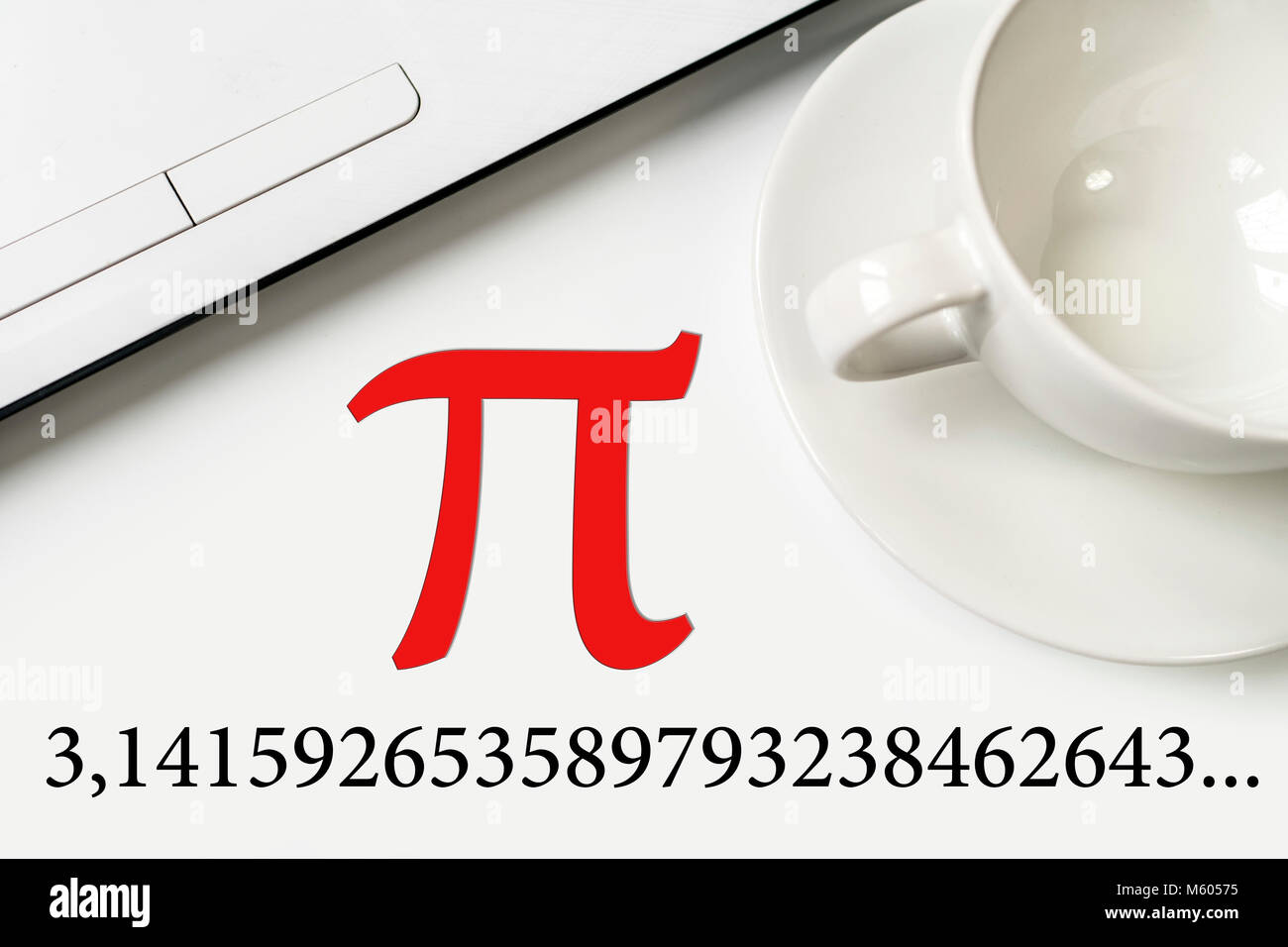 La Journée internationale de Pi. Sur un tableau blanc, un ordinateur portable et une tasse. La taille du texte et des chiffres. Banque D'Images
